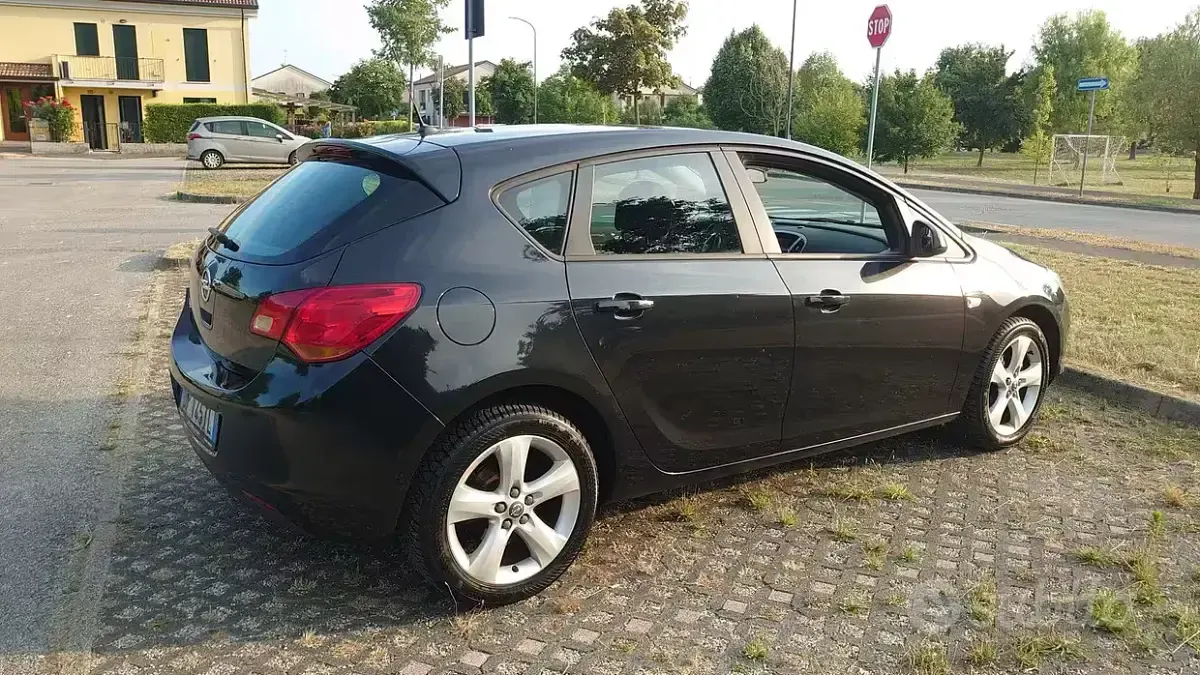 Usata Opel Astra 140 CV (102 kW) 2013 Nero Berlina