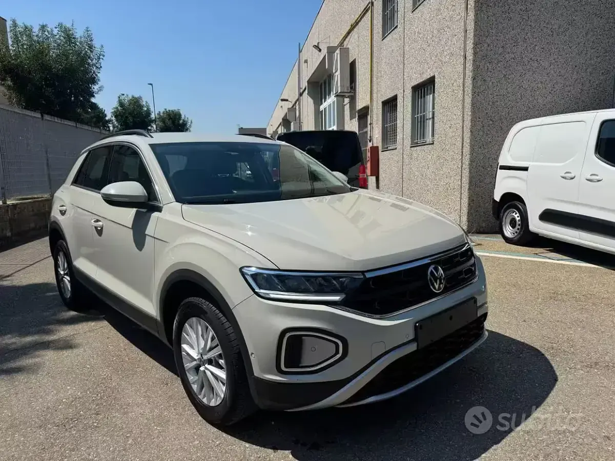 Usata VW T-Roc Life 110 CV (80 kW) 2024 Grigio pastello SUV