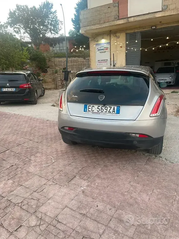 Usata Lancia Delta 120 CV (88 kW) 2010 Grigio Utilitaria