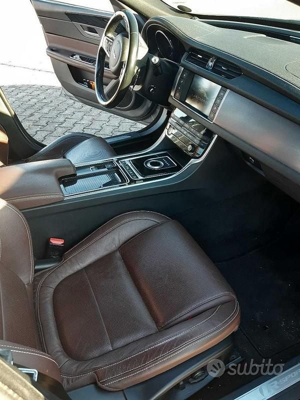 Usata Jaguar XF R-Sport 300 CV (220 kW) 2016 Grigio Berlina