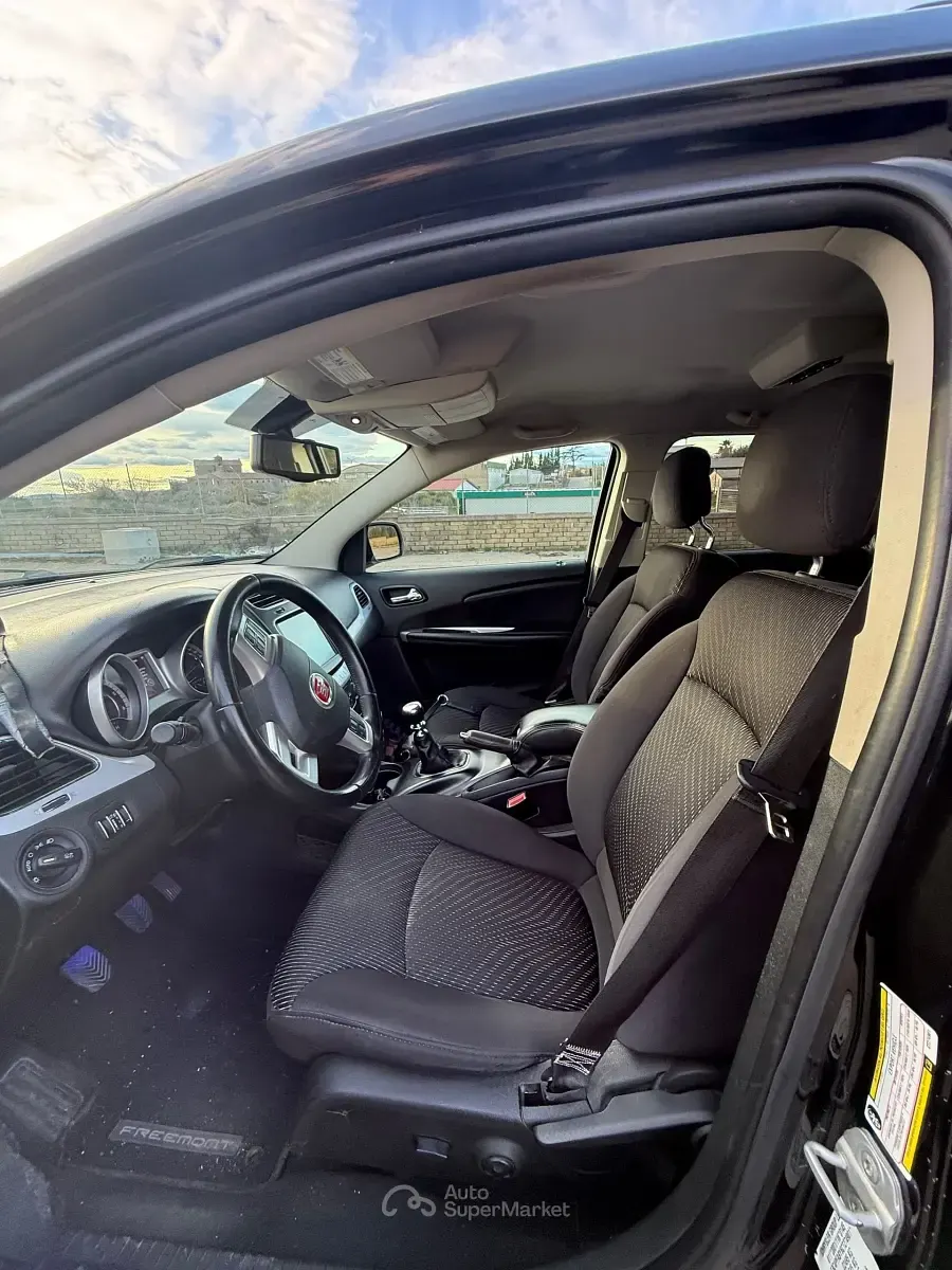 Käytetty Fiat Freemont 140 HP (102 kW) 2013 Musta Katumaasturi