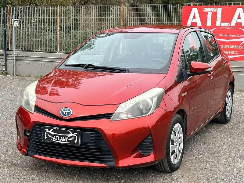Usata Toyota Yaris Hybrid Lounge 75 CV (55 kW) 2013 Arancione Berlina
