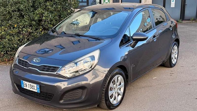 Usata Kia Rio EX 90 CV (66 kW) 2012 Grigio Berlina
