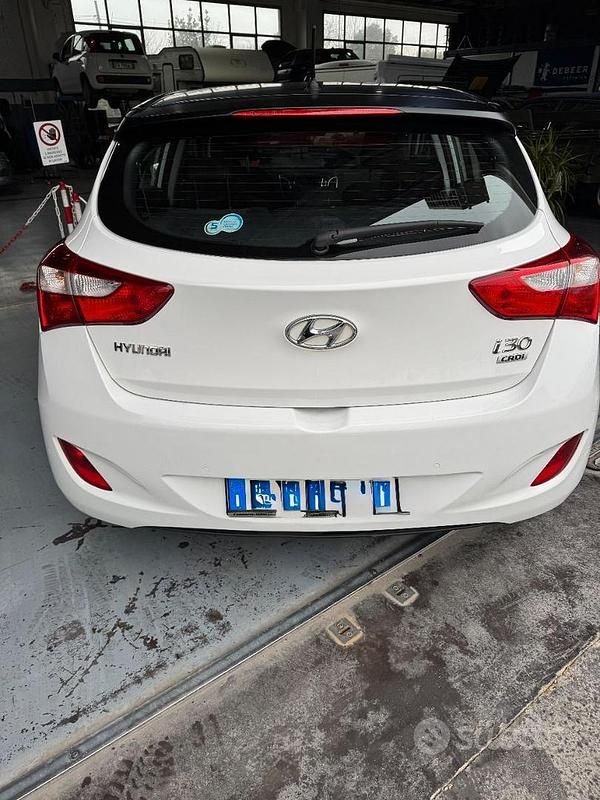 Bianco Usata 2015 Hyundai i30 Comfort Tre volumi | 6500 € (Buon prezzo) - Immagine 1/4