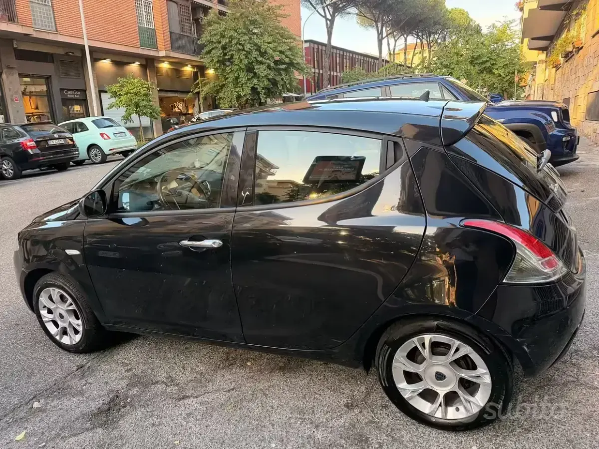 Usado Lancia Ypsilon 69 HP (50 kW) 2017 Preto Citadino