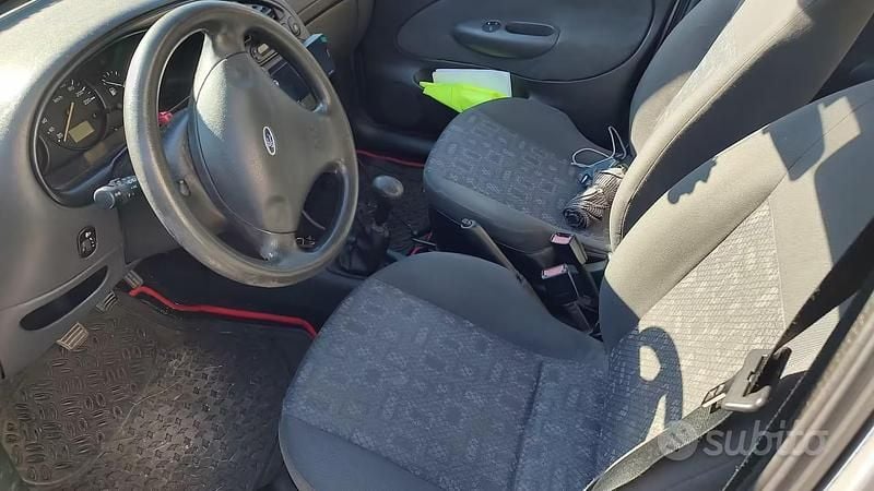 Usata Ford Fiesta 75 CV (55 kW) 2002 Grigio Utilitaria