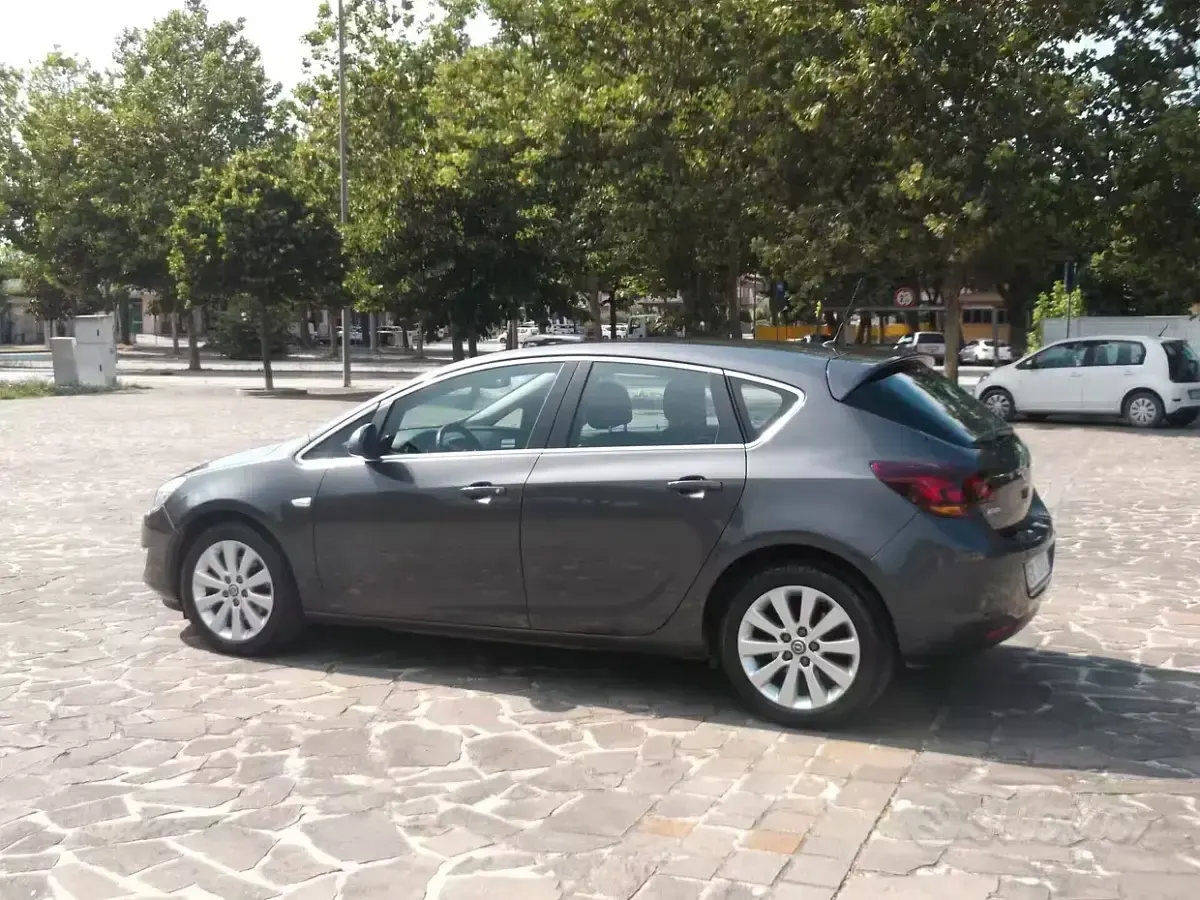 Usata Opel Astra 110 CV (80 kW) 2011 Marrone Berlina