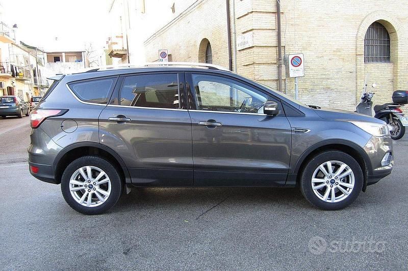 Usata Ford Kuga Business Edition 120 CV (88 kW) 2017 Grigio SUV