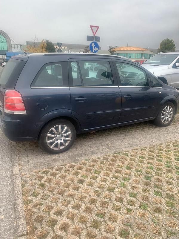 Usata Opel Zafira 2006 Blu Monovolume