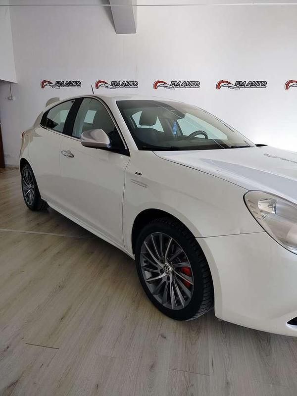 Usata Alfa Romeo Giulietta Distinctive 140 CV (102 kW) 2011 Bianco Utilitaria