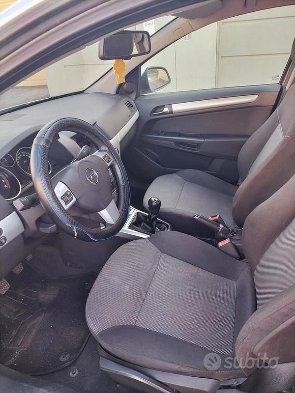 Usata Opel Astra 140 CV (102 kW) 2010 Grigio Berlina