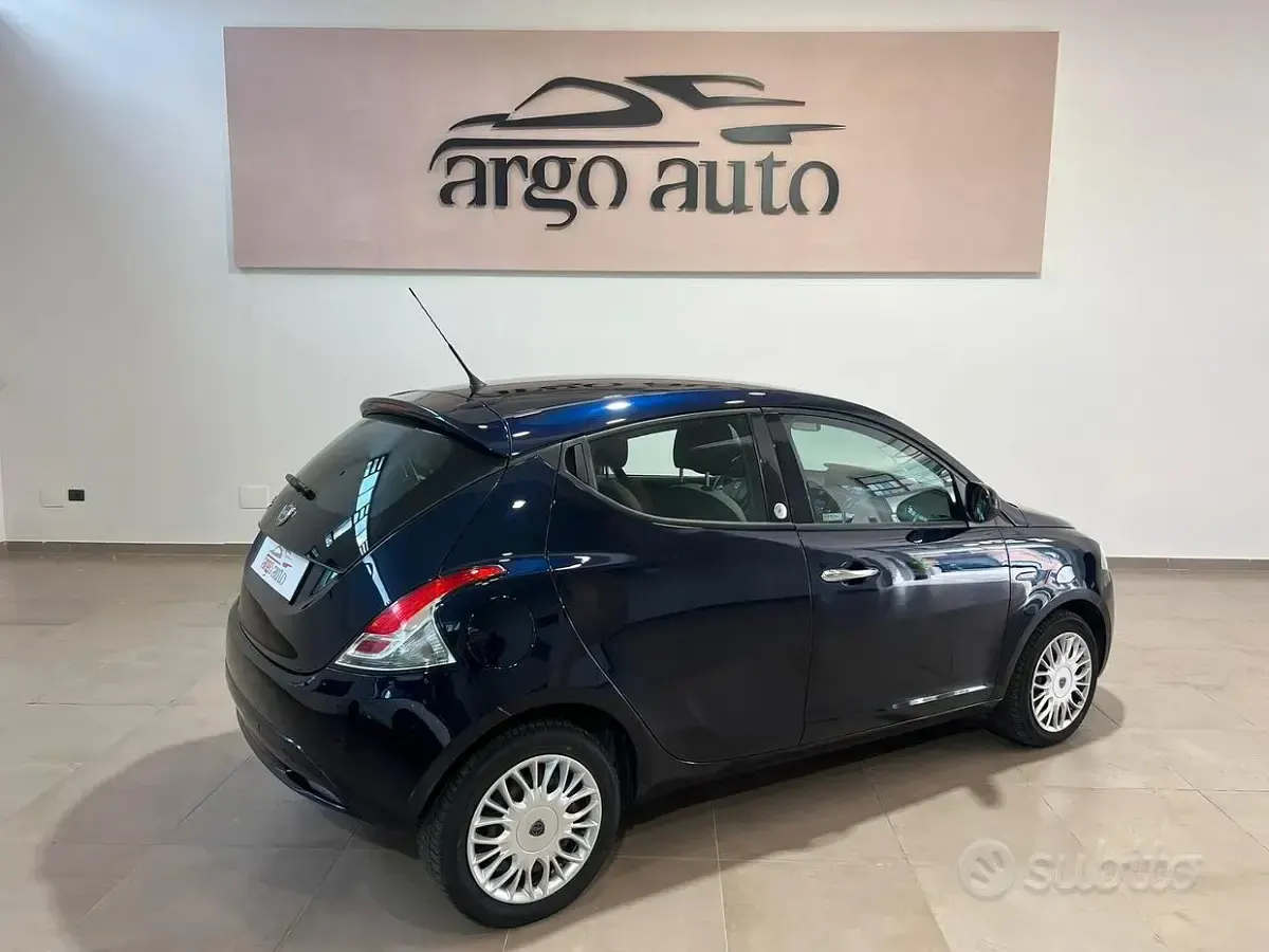 Usata Lancia Ypsilon Gold 69 CV (50 kW) 2017 Blu/azzurro Utilitaria