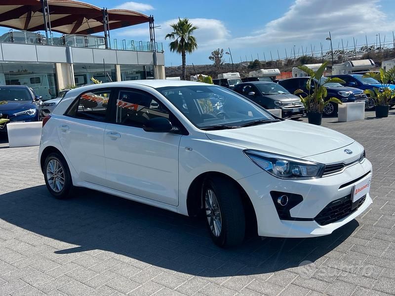 Usado Kia Rio Style 101 HP (74 kW) 2021 Branco Sedan