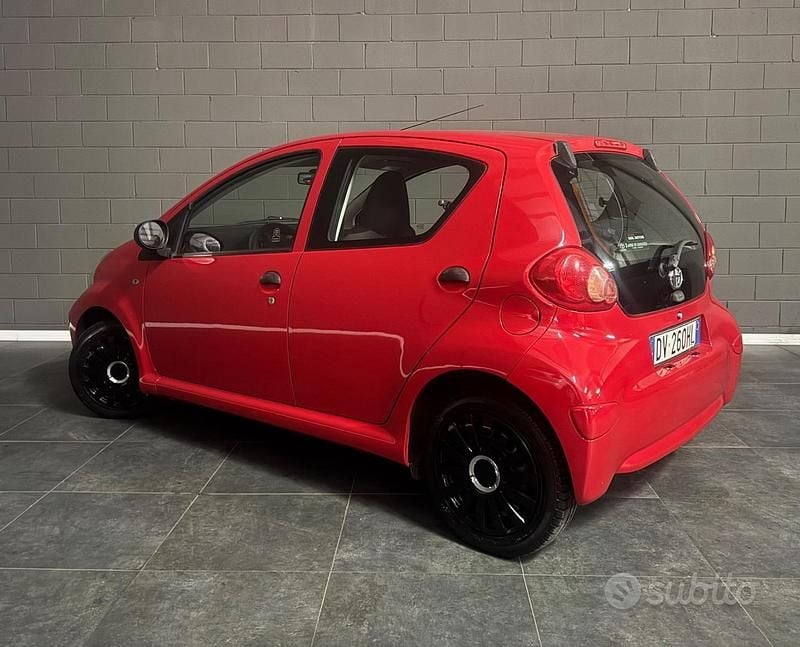 Usata Toyota Aygo 67 CV (49 kW) 2008 Rosso Utilitaria