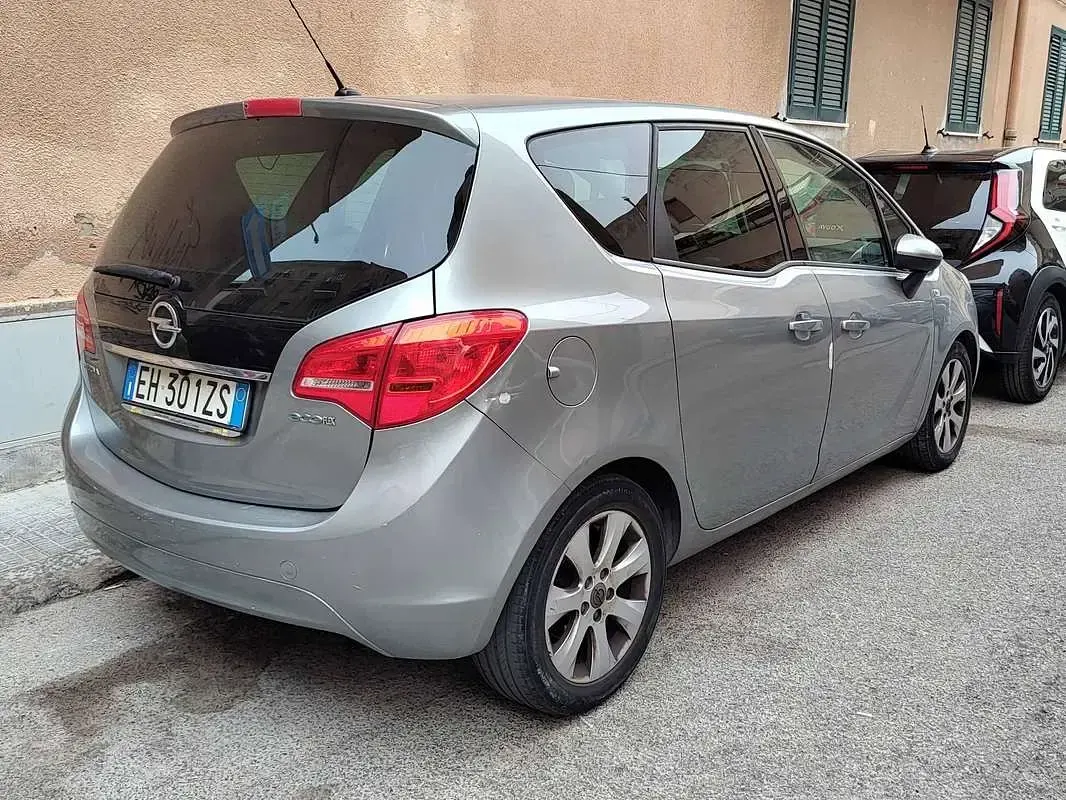 Usata Opel Meriva 95 CV (69 kW) 2011 Argento Monovolume