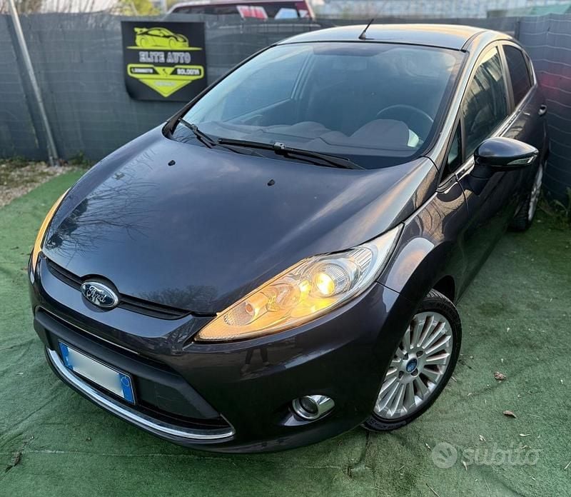 Usata Ford Fiesta Titanium 95 CV (69 kW) 2010 Grigio Utilitaria