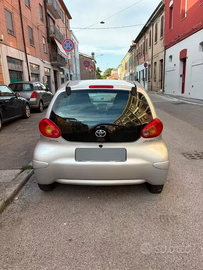 Usata Toyota Aygo 68 CV (50 kW) 2007 Grigio Utilitaria