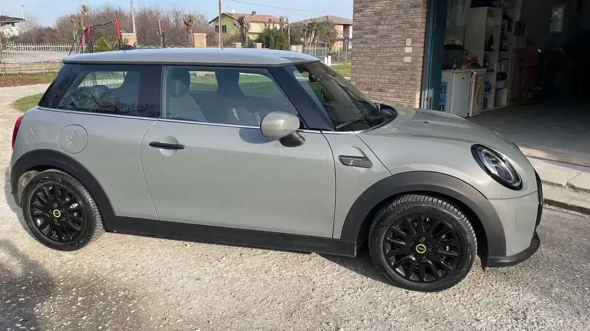 Usata Mini Cooper SE 75 kW (102 CV) 2022 Grigio Utilitaria