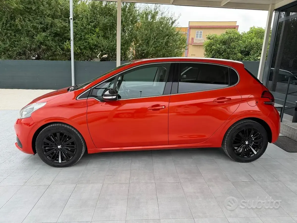 Usata Peugeot 208 Allure 75 CV (55 kW) 2015 Arancione Utilitaria