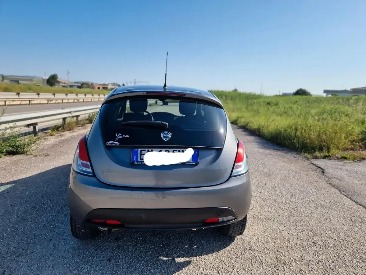 Usata Lancia Ypsilon 69 CV (50 kW) 2013 Grigio Utilitaria