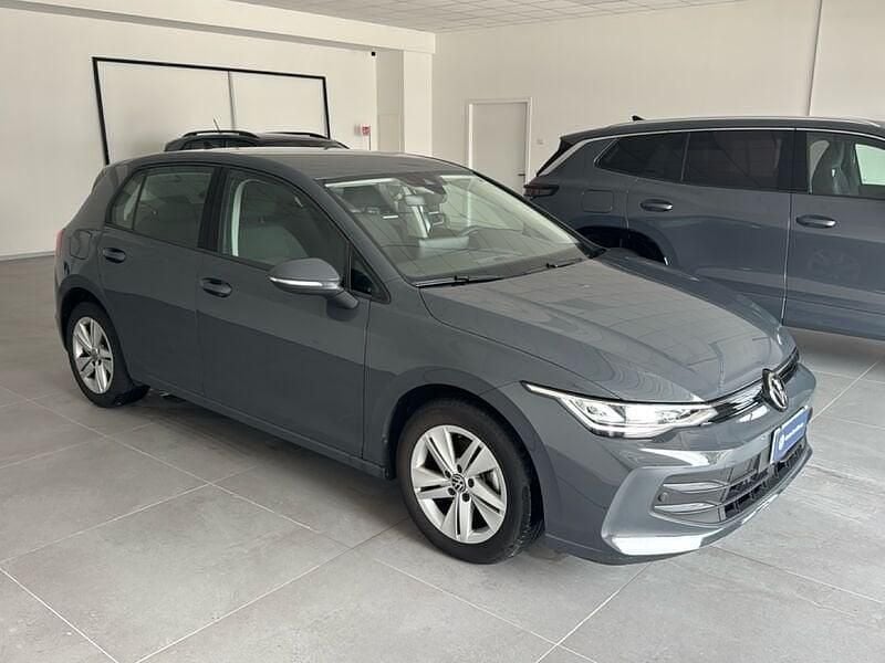 Usata VW Golf VIII Life 116 CV (85 kW) 2025 Grigio Utilitaria