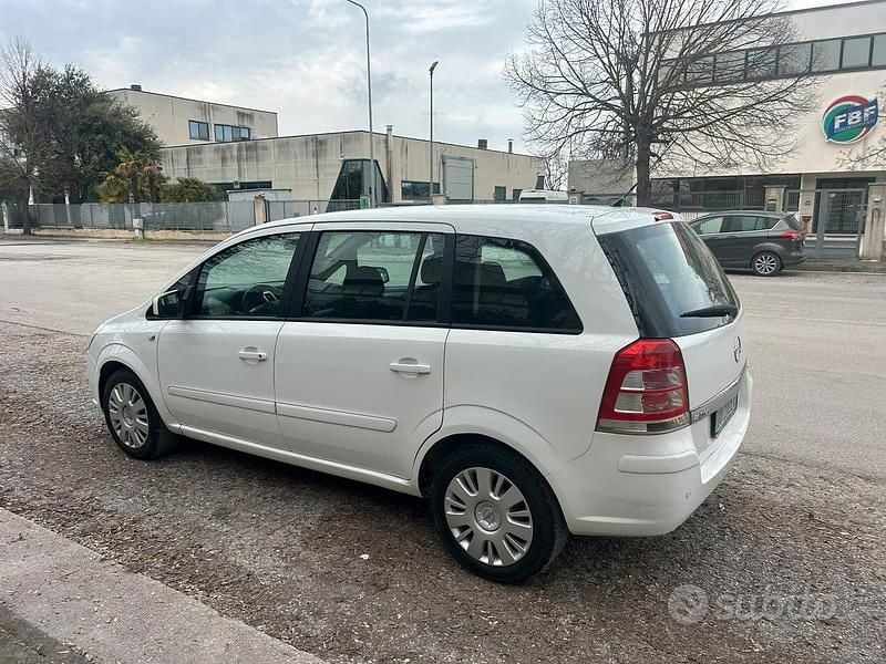 Usata Opel Zafira 2009 Bianco Monovolume