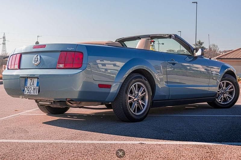 Usata Ford Mustang Convertible 213 CV (156 kW) 2005 Blu/azzurro Cabrio