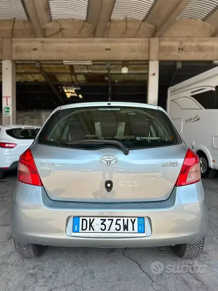 Usata Toyota Yaris 69 CV (50 kW) 2009 Grigio Utilitaria