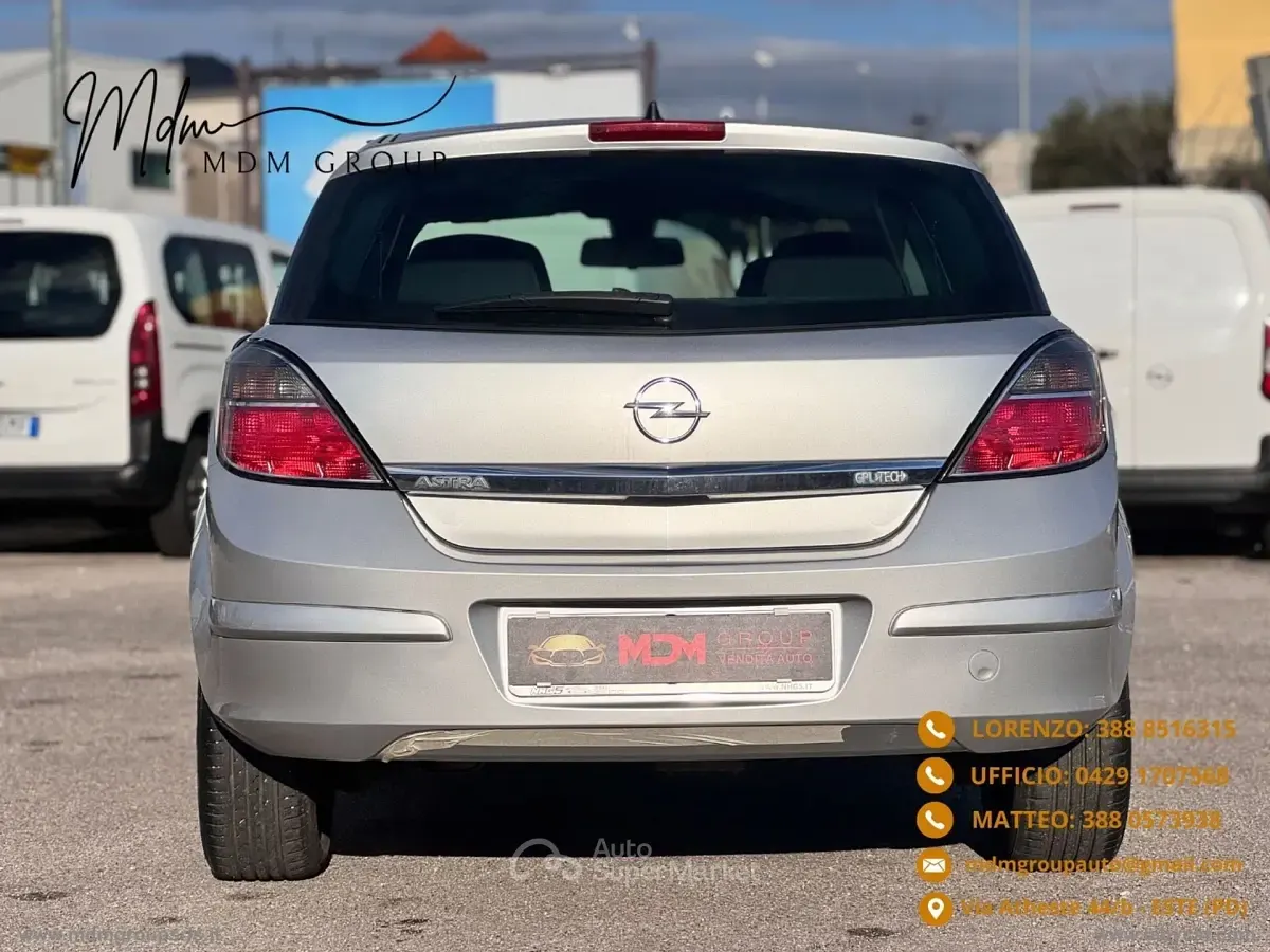 Käytetty Opel Astra Enjoy 90 HP (66 kW) 2010 Harmaa Sedan