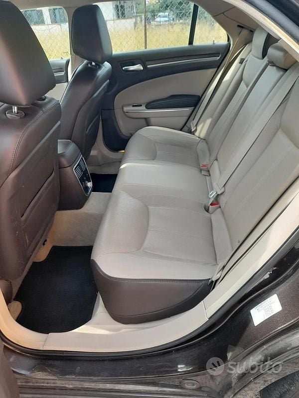 Usata Lancia Thema 239 CV (175 kW) 2011 Marrone Berlina