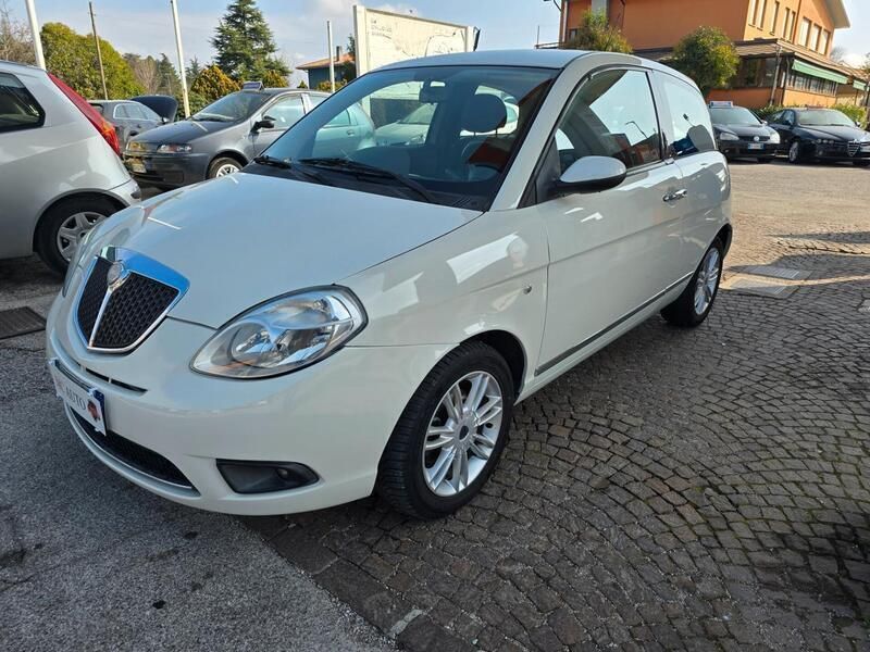 Usata Lancia Ypsilon 60 CV (44 kW) 2008 Bianco Utilitaria