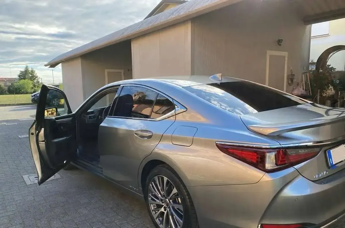 Usata Lexus ES300 178 CV (130 kW) 2020 Argento Berlina
