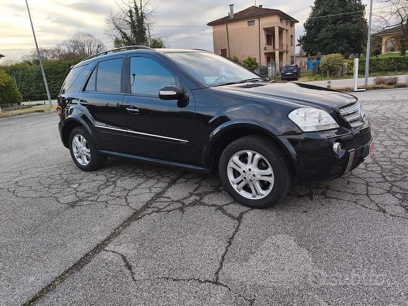 Käytetty Mercedes ML320 224 HP (164 kW) 2008 Musta Katumaasturi