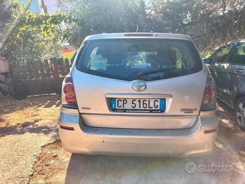 Usata Toyota Corolla Verso 116 CV (85 kW) 2004 Grigio Monovolume