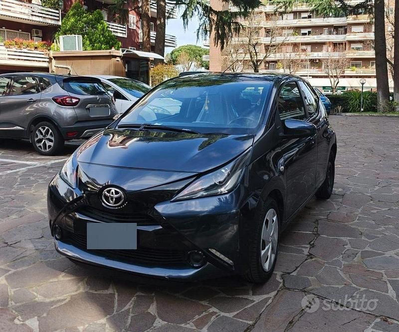 Usata Toyota Aygo X-play 69 CV (50 kW) 2015 Blu Utilitaria