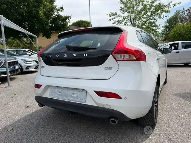 Usata Volvo V40 Momentum 120 CV (88 kW) 2018 Bianco Berlina
