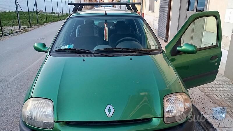 Verde Usata 2002 Renault Clio II Tre volumi | 1500 € (Ottimo prezzo) - Immagine 1/4