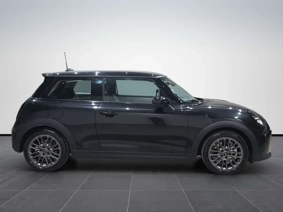 Usata Mini Cooper S Classic 204 CV (150 kW) 2025 Midnight black metallizzato ii Utilitaria