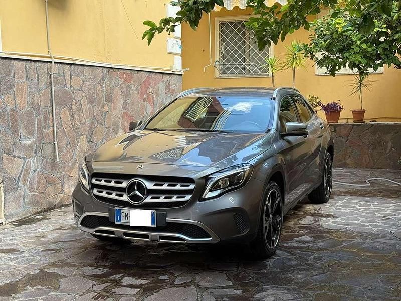 Grigio Usata 2018 Mercedes GLA200 SUV | 22.000 € (Buon prezzo) - Immagine 1/4