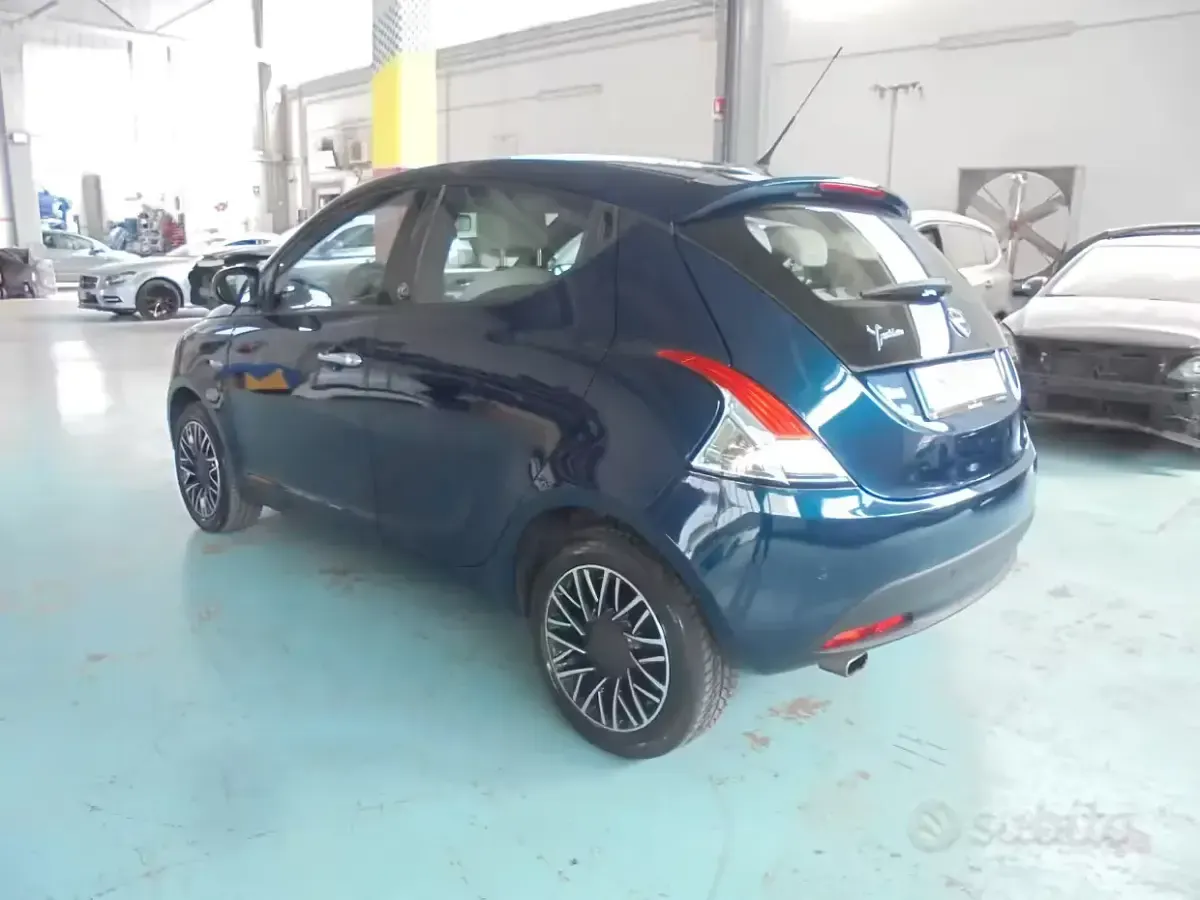 Usata Lancia Ypsilon Platinum 69 CV (50 kW) 2015 Bluazzurro Utilitaria