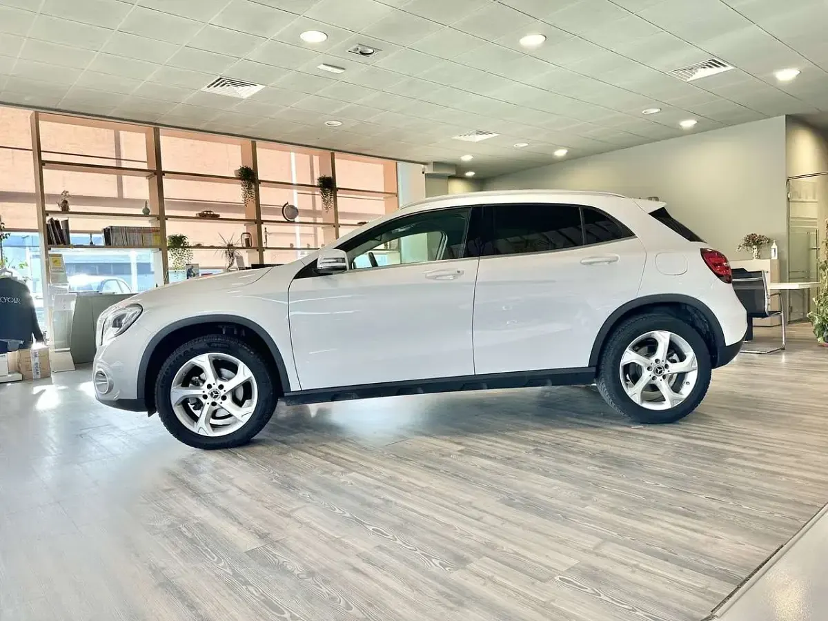 Usata Mercedes GLA200 136 CV (100 kW) 2019 Bianco SUV