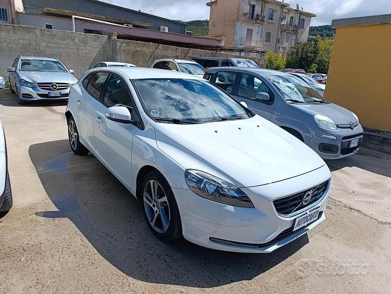 Usata Volvo V40 Kinetic 120 CV (88 kW) 2015 Bianco Berlina