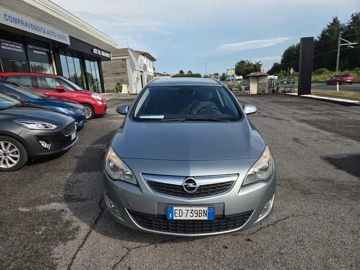 Usata Opel Astra Cosmo 110 CV (80 kW) 2011 Argento Station wagon