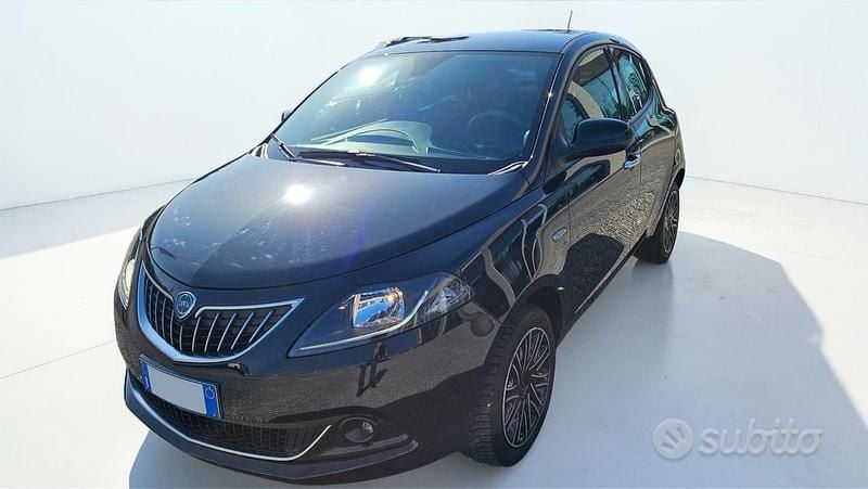 Usata Lancia Ypsilon Gold 69 CV (50 kW) 2022 Nero metallizzato Utilitaria