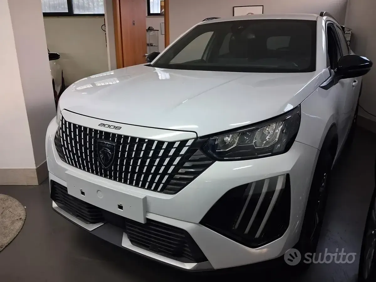 Usata Peugeot 2008 Allure 131 CV (96 kW) 2025 Bianco SUV
