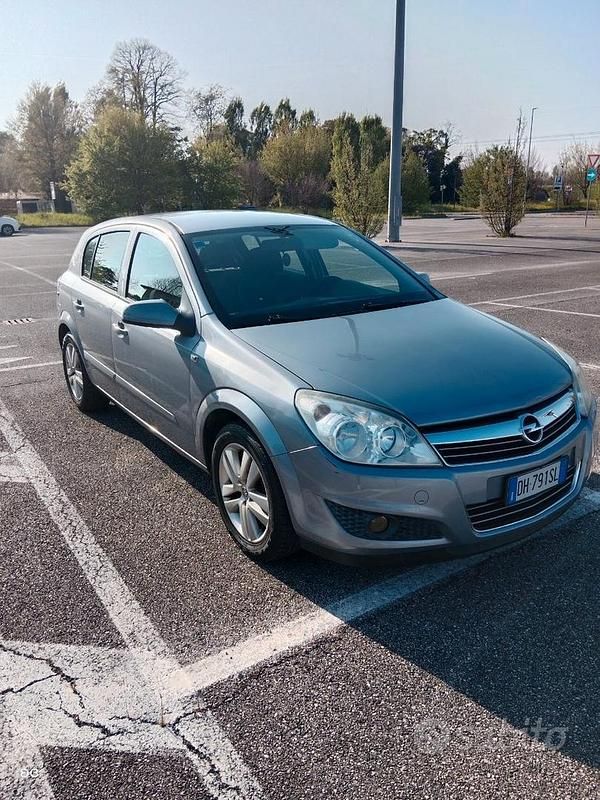 Usata Opel Astra 116 CV (85 kW) 2007 Grigio Berlina