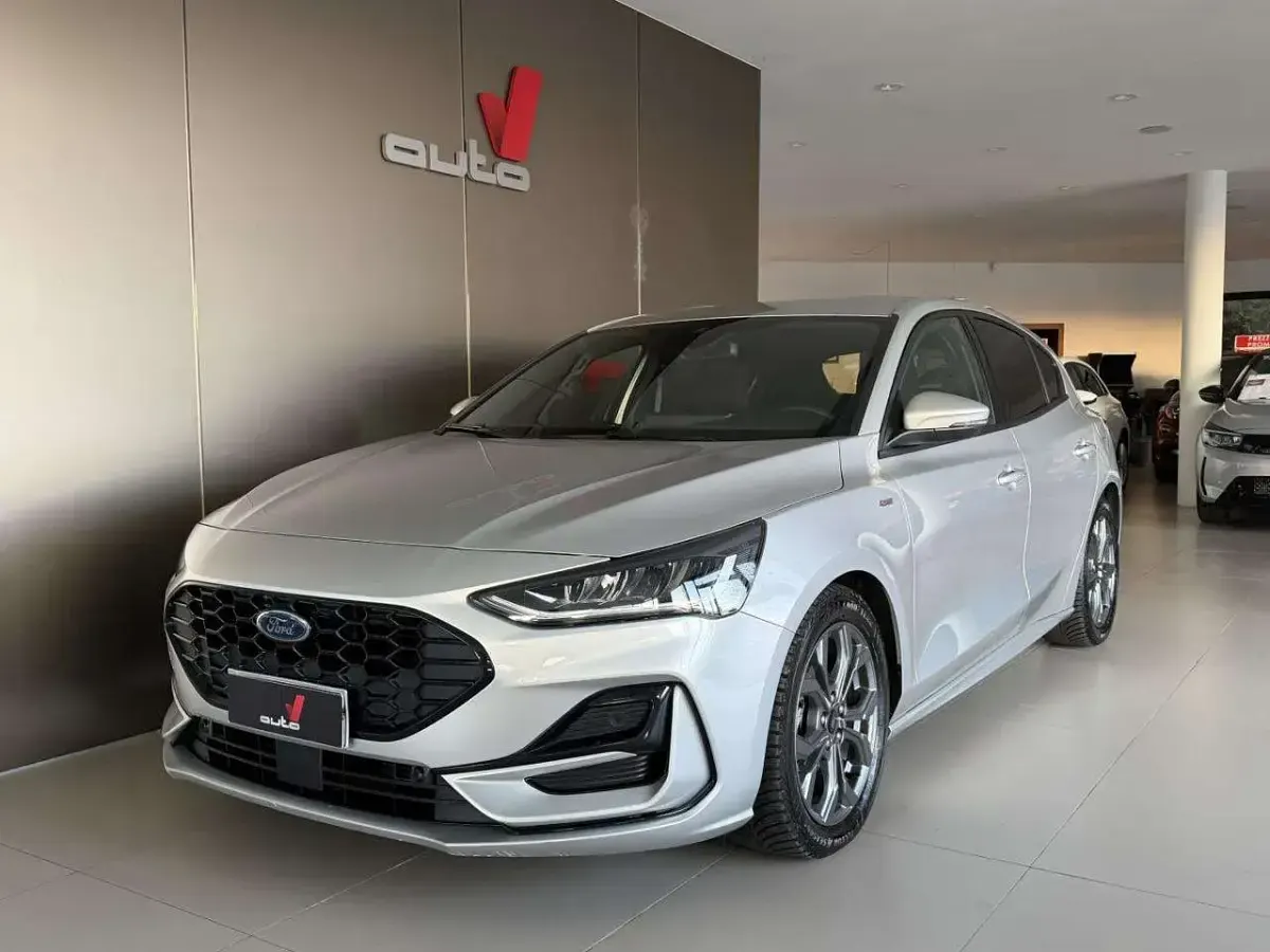 Käytetty Ford Focus ST-Line 116 HP (85 kW) 2025 Hopea Sedan