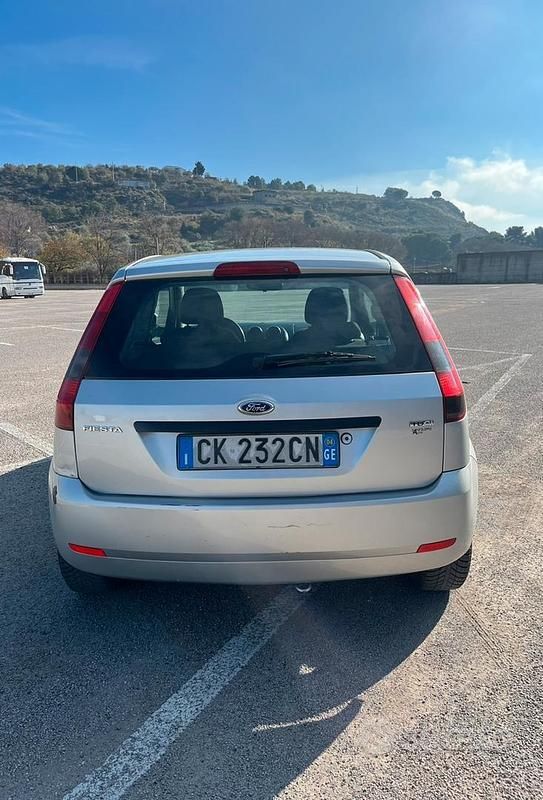 Usata Ford Fiesta Ghia 68 CV (50 kW) 2004 Grigio Utilitaria