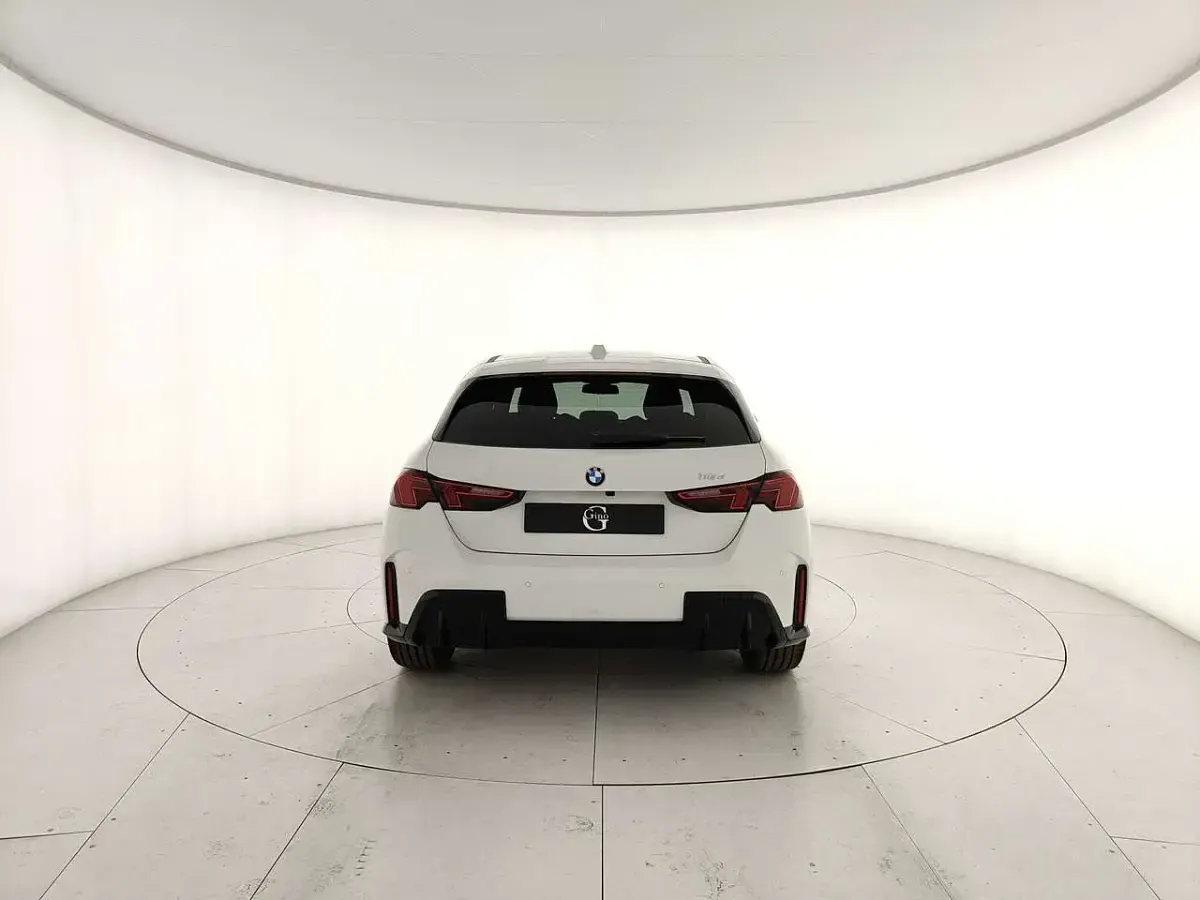 Nuova BMW 118 150 CV (110 kW) 2026 Alpin white pastello Utilitaria