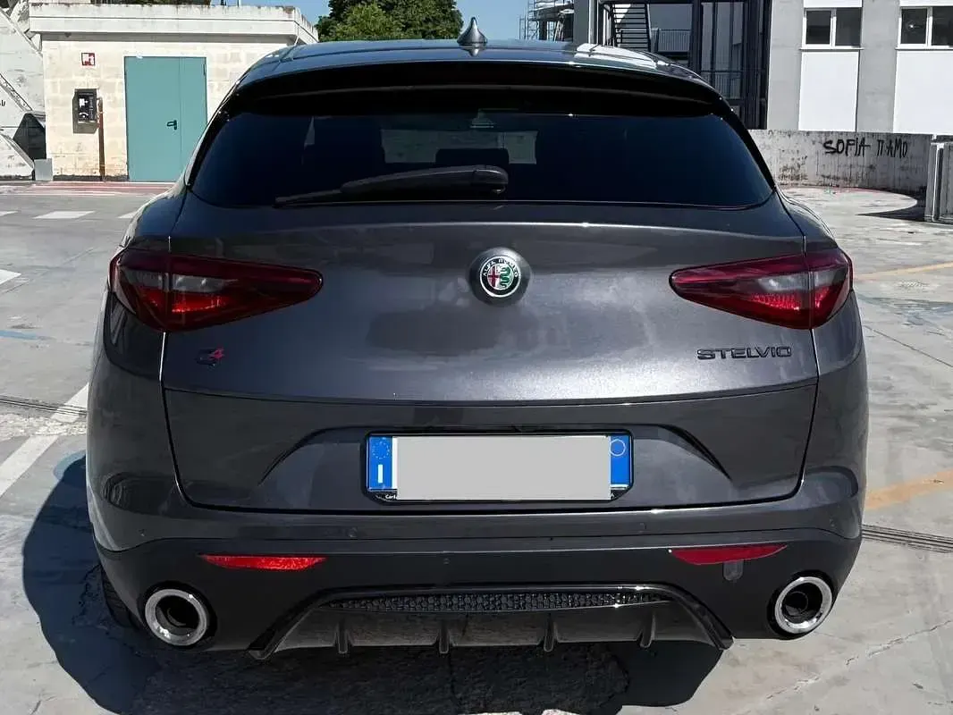 Usata Alfa Romeo Stelvio Executive 209 CV (153 kW) 2017 Grigio SUV